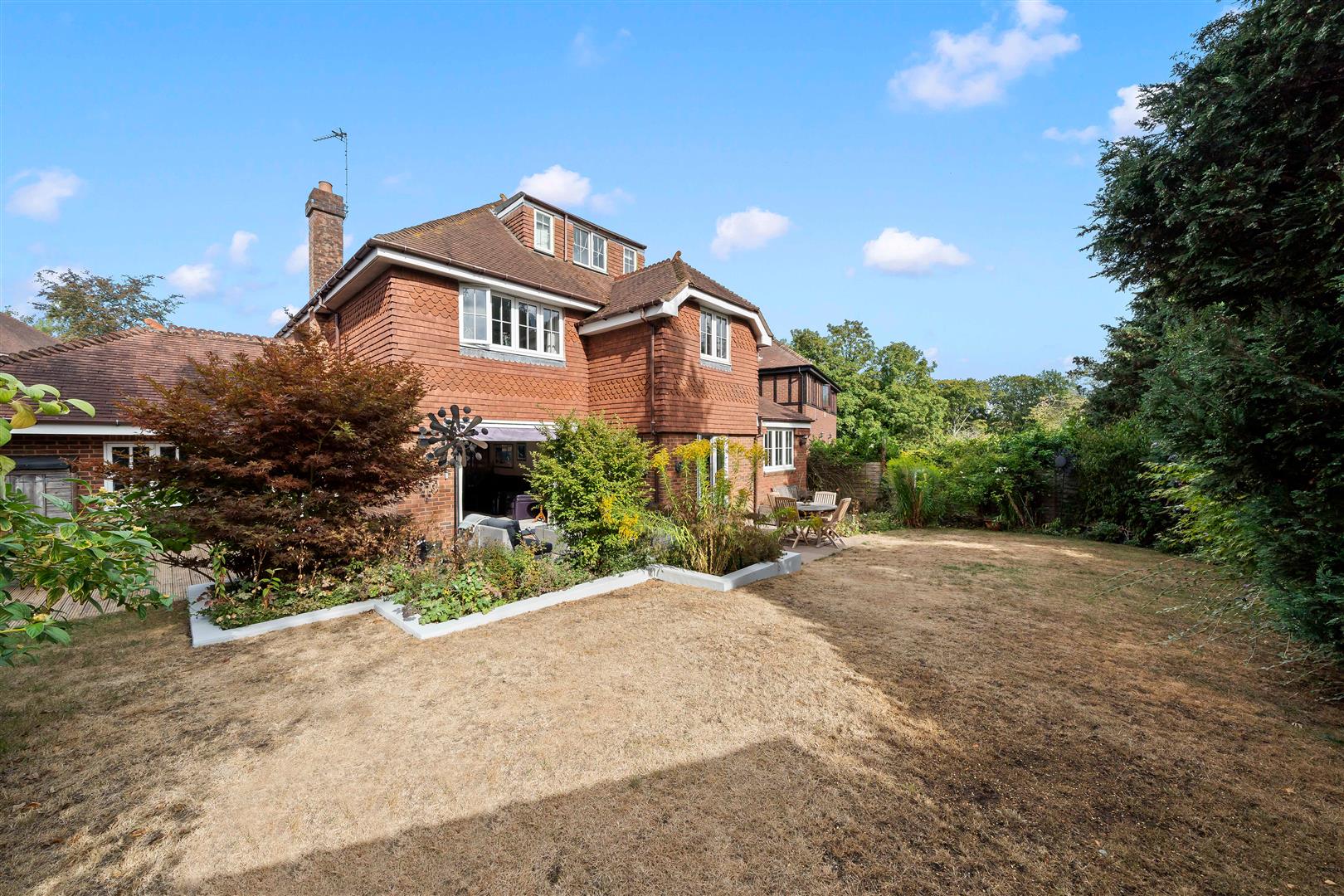 6 bed property in Shenfield Close, Coulsdon